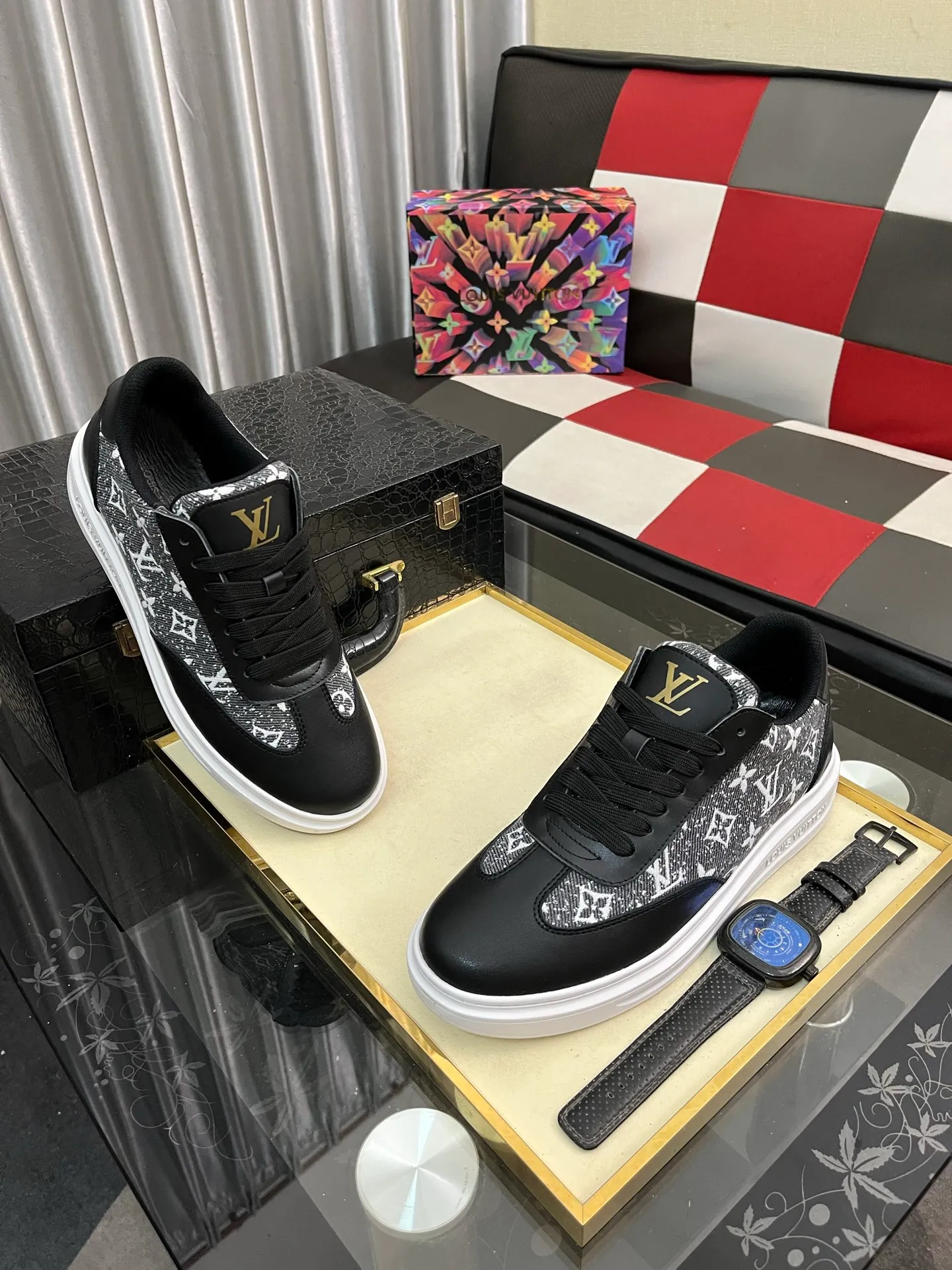 Men's shoes 💰540⌚️⌚️ Louis vuitton/LV Louis Vuitton 》Original quality.~ Unique modern style sneakers. 🏃A must-have casual shoe for trendy men😍😍 Original brand imported from Italy, imported original leather, sheep lining (refuses to discolor and grind feet) Sole: Original sole provided by the original factory, French lazy style design ⚠️Fit to the feet, original quality, super comfortable original sole. Code number: 38-445️⃣Colors available